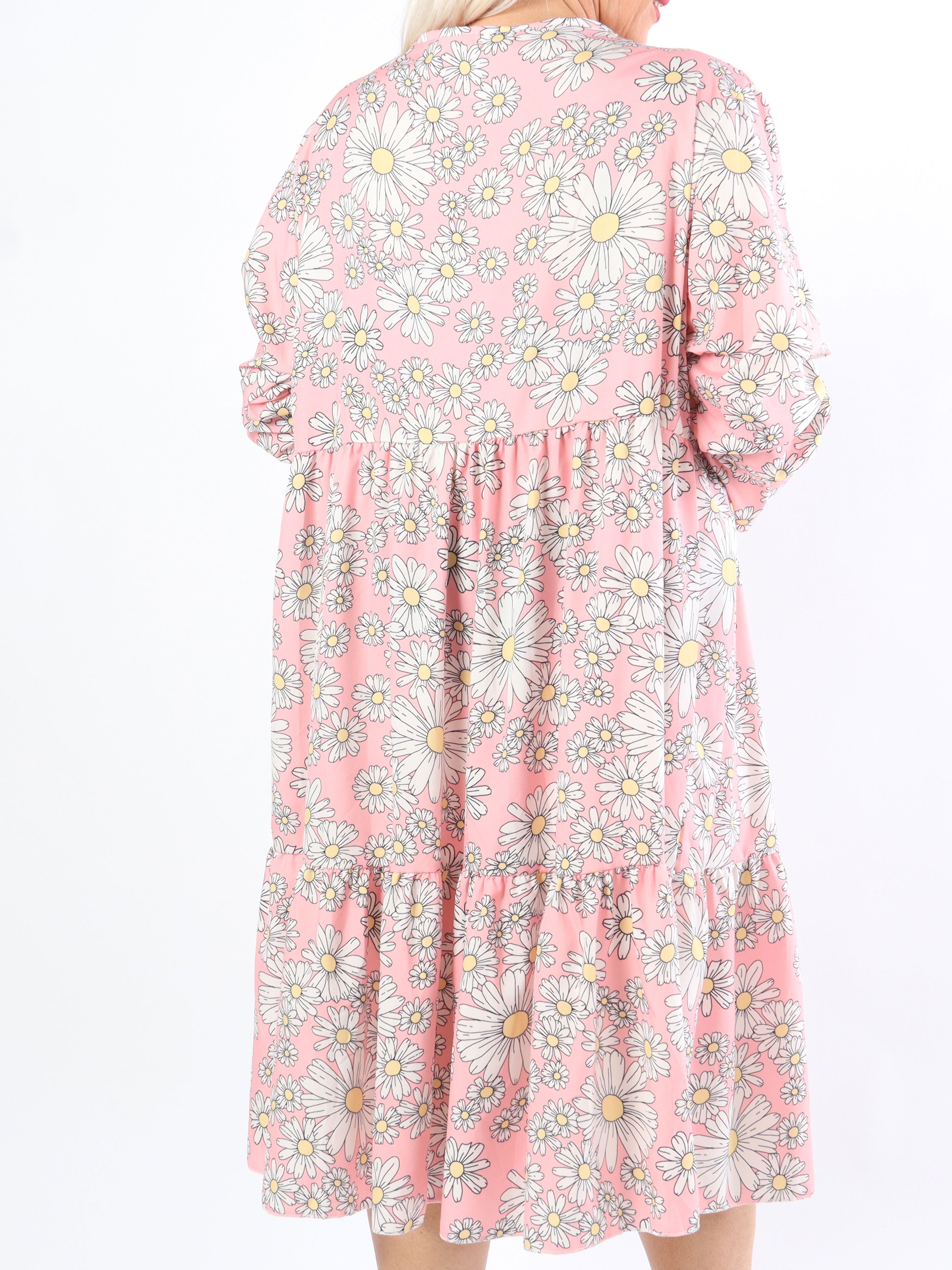 Marguerit - Söt klänning i plus size med vackert margueritmönster